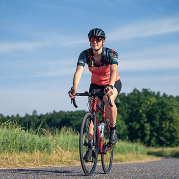 Ein Mann, der Fahrrad fährt und professionelle Ausrüstung trägt