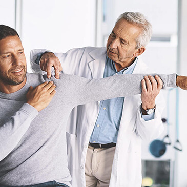 Arzt führt eine Untersuchung der Rotatorenmanschette am Patienten durch